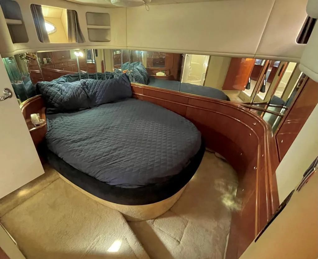 Tritón interior cabin and bed