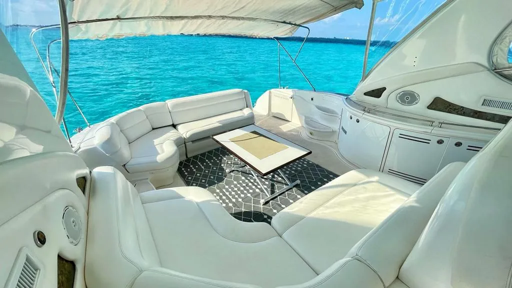 Tritón shaded outdoor lounge and seating