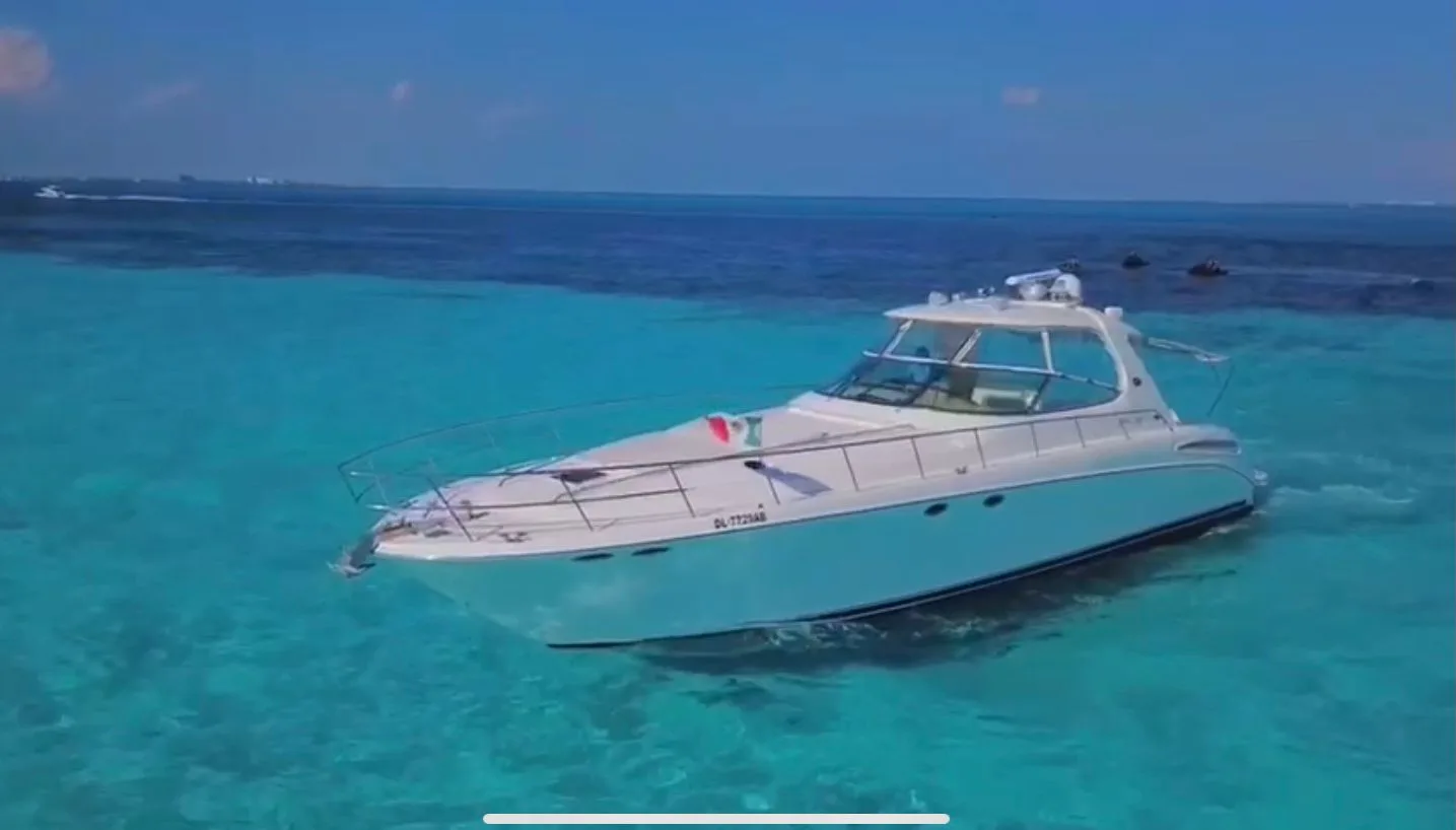 Side view of the Tritón 60-foot yacht